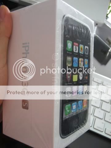 white iphone 3gs box. white iphone 3gs box.