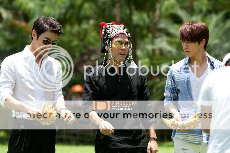 Siwon and Donghae at Woody Talk :) 3